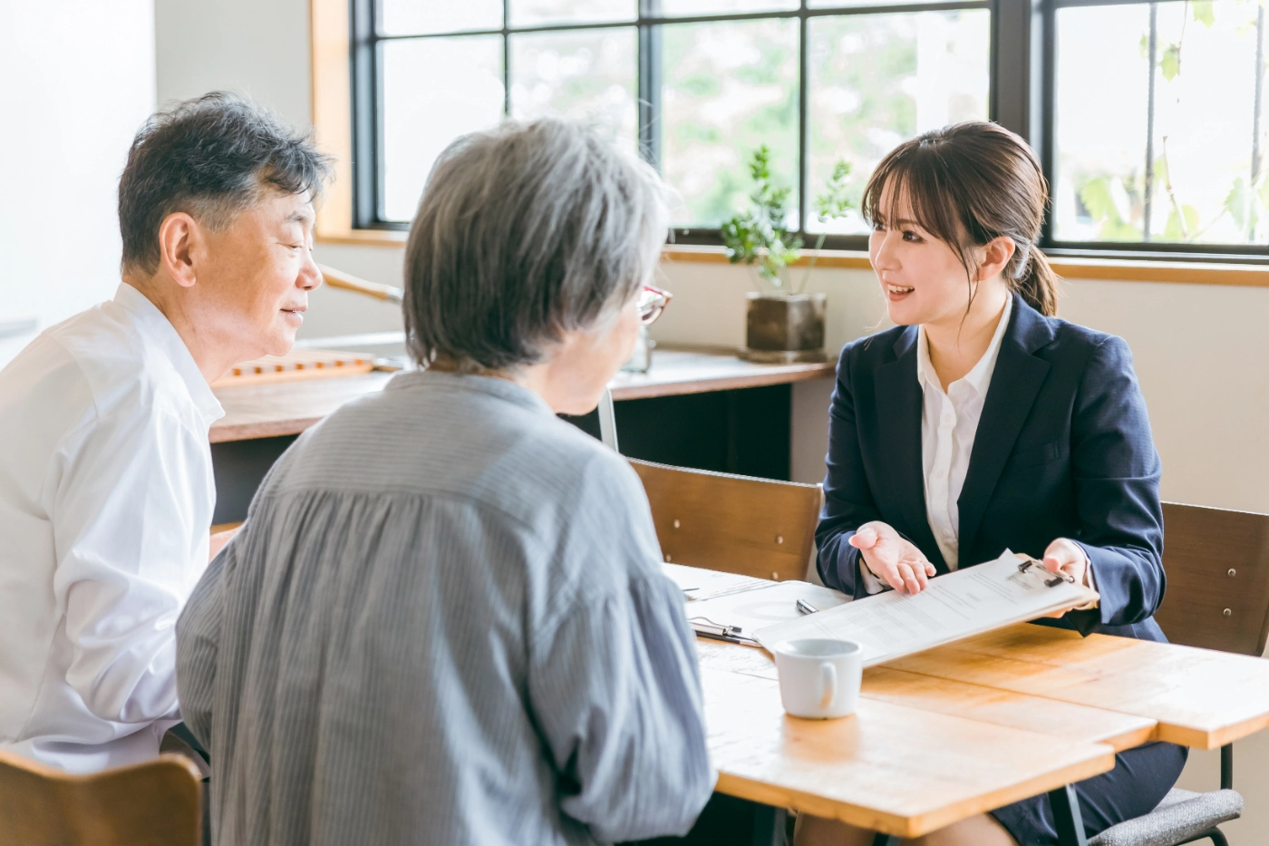 リフォームの相談をする人と説明をする人