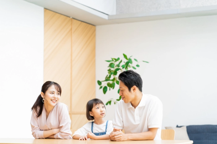 部屋で話をする家族